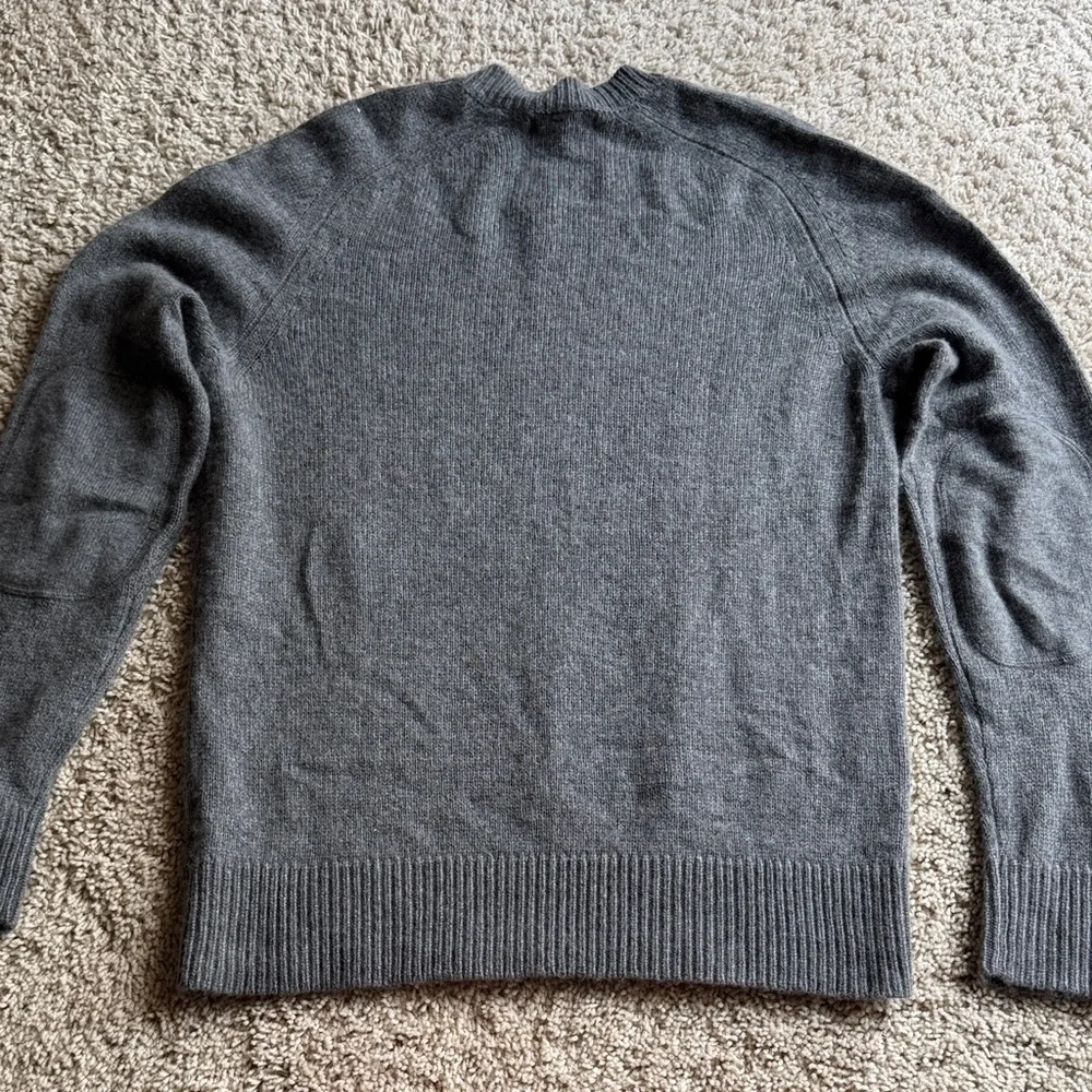 Banana Republic Dark Gray V-Neck Sweater with Elbow Patches Men’s M EUC